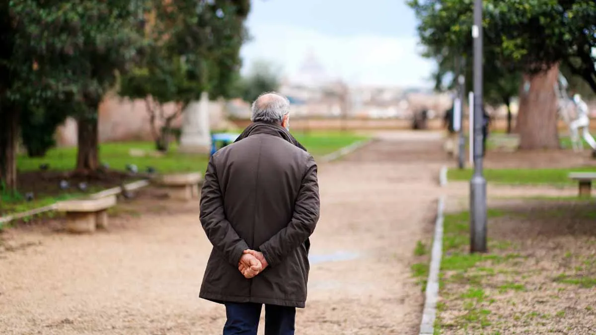 The silent language of walking with your hands behind your back