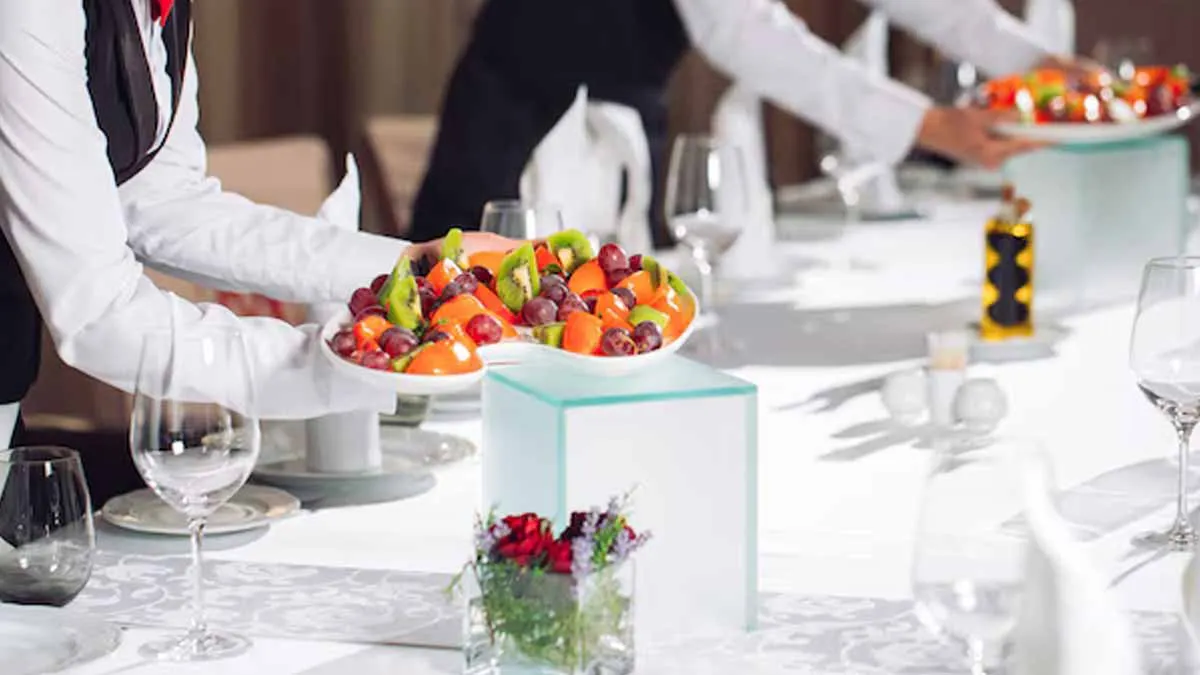 The power of small gestures: how helping in a restaurant reveals a bigger picture